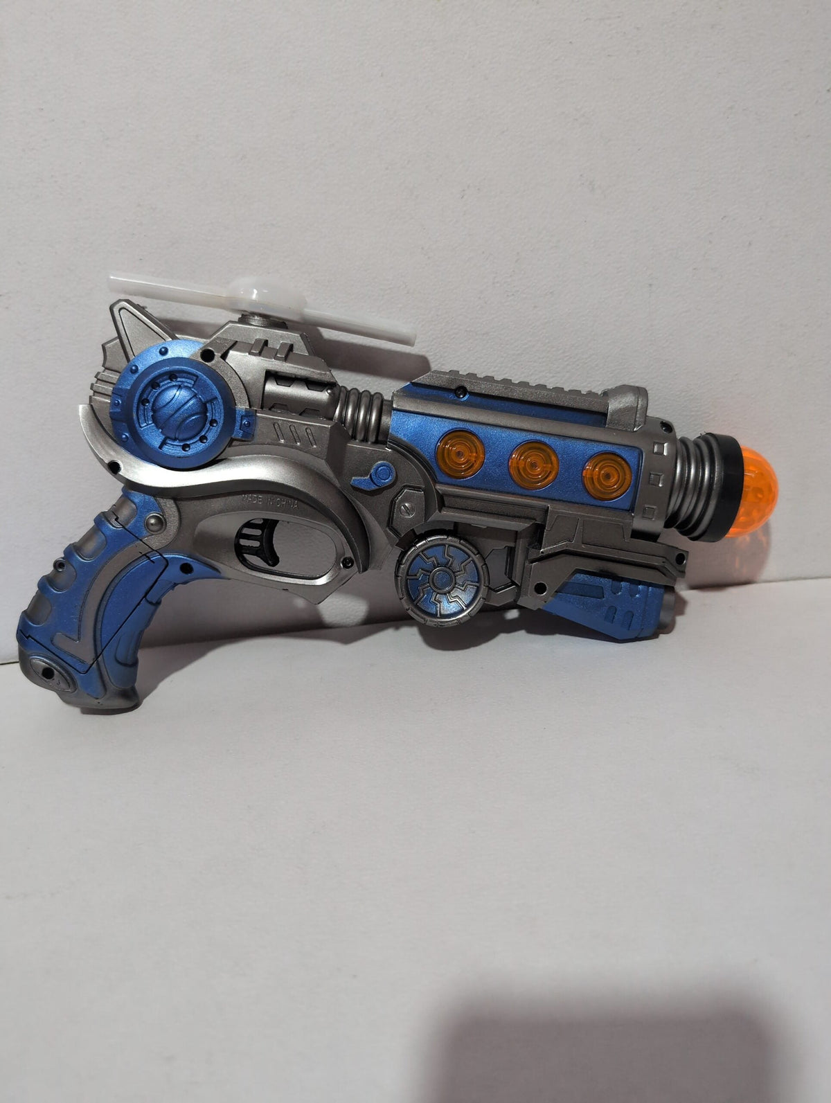 Pistola azul con luz