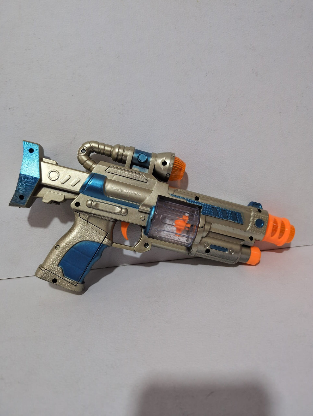Pistola dorada con luz