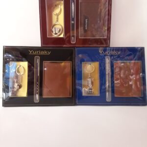 BILLETERA CON PLUMA Y LLAVERO